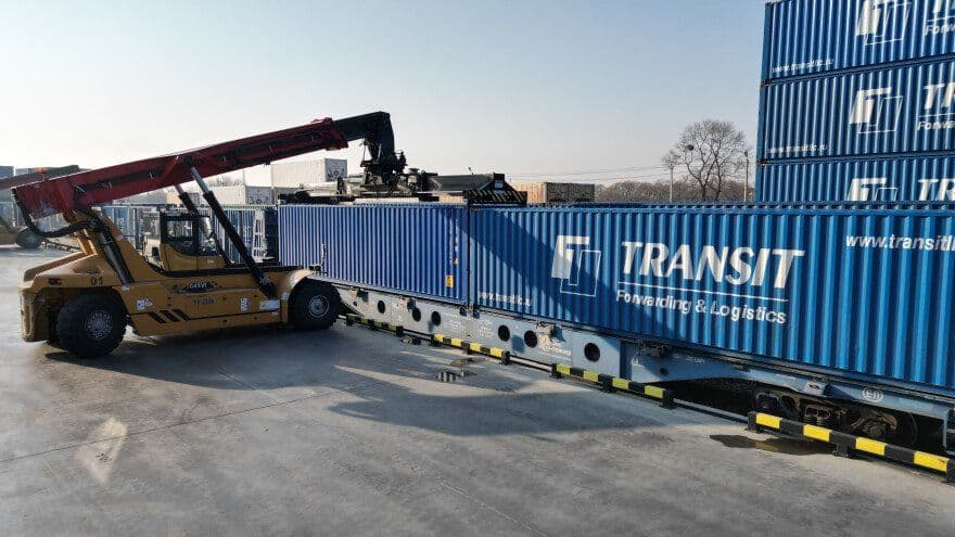 news-ooo-tranzit-i-rzhd-logistika-zapustili-pervyj-100-vagonnyj-kontejnernyj-poezd-so-stancii-lyublino-sortirovochnoe-v-habarovsk